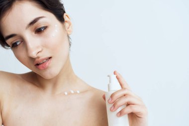 Güzel bir kadın cilt bakımı kozmetik dermatolojisi kullanıyor.