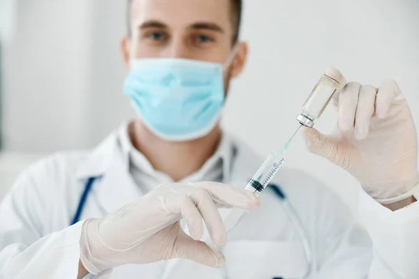 Läkare med spruta i handen coronavirus vaccin medicinsk klänning ansiktsmask vaccination — Stockfoto