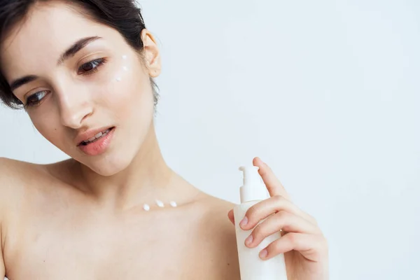 Mulher bonita usa dermatologia cosméticos cuidados da pele — Fotografia de Stock