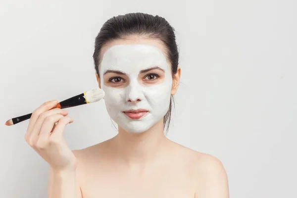 Femme Aux Épaules Nues Avec Masque Facial Pinceau Pour Application — Photo
