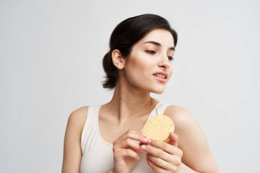 Süngeri temiz cilt bakımı olan güzel bir kadın.