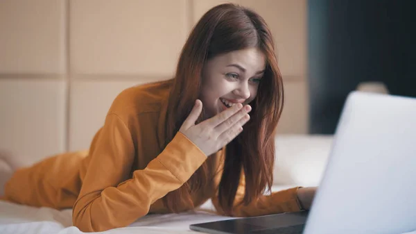 Mooie vrouw ligt in de slaapkamer kamer internet freelance — Stockfoto