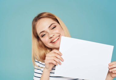 Mavi arkaplan üzerine beyaz kağıtlı mutlu bir kadın. Duyguları olan bir model afişi.