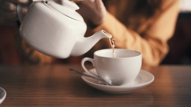 Kahvaltının üzerinde çaydanlık bardağında çay nasıl dinlenir?