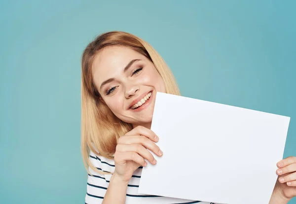 Femme heureuse avec feuille blanche de papier sur fond bleu émotions modèle bannière publicité — Photo