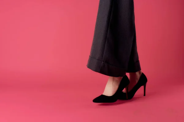 검은 발의 검은 구두는 화려 한 핑크 색 배경을 띄고 있다. — 스톡 사진