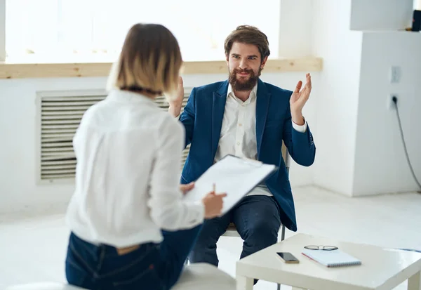 Un uomo a un appuntamento psicologi diagnosi comunicazione salute consultazione — Foto Stock