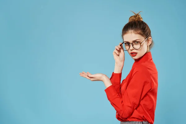 Elegante donna in camicia rossa segretario finanza ufficiale — Foto Stock