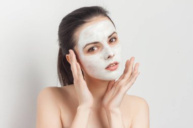 Kırpılmış görünüm için yüz fırçasında esmer, çekici bir maske