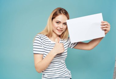 Çizgili tişörtlü mutlu sarışın kız afiş beyaz kağıt maketi