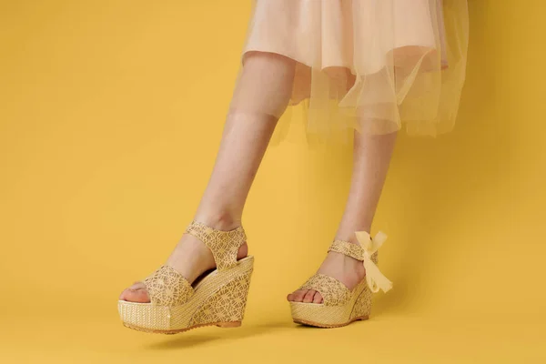 Pies femeninos zapatos de moda atractivo look amarillo fondo estilo de vida — Foto de Stock