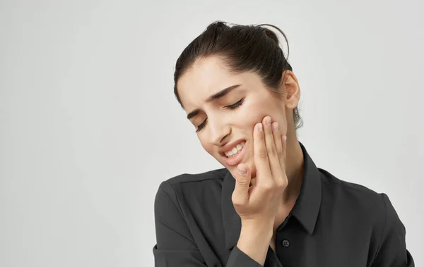 Γυναίκα με δυσαρέσκεια έκφραση προσώπου οδοντικό πόνο προβλήματα υγείας οδοντιατρική — Φωτογραφία Αρχείου