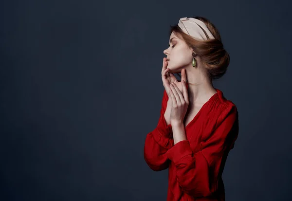 Mulher bonita em vestido vermelho luxo etnia turbante em sua cabeça ornamentos fundo escuro — Fotografia de Stock