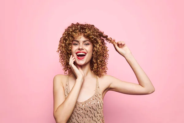 Feliz Mulher Sorridente Com Cabelo Encaracolado Fundo Rosa — Fotografia de Stock