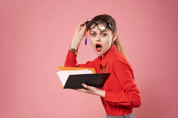 Mulher elegante camisa vermelha documentos secretário emoções profissional — Fotografia de Stock