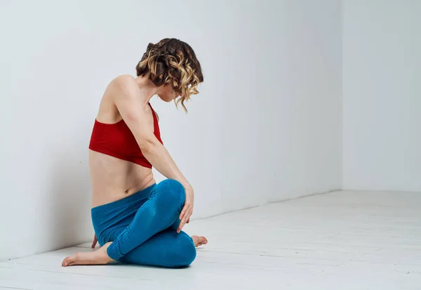 Leggings blu rosso t-shirt donna yoga asana torsione — Foto Stock