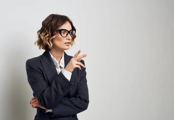 Donna in abito classico occhiali a pelo corto modello finanza aziendale. — Foto Stock