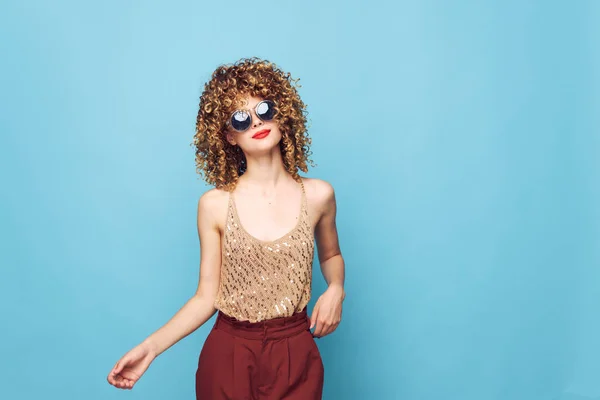 Mooie Vrouw Met Krullend Haar Roze Achtergrond — Stockfoto