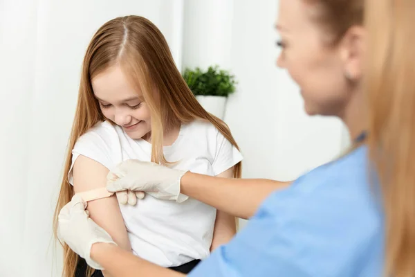 Hermanos pegan su mano después del tratamiento de inyección Hospital de salud — Foto de Stock