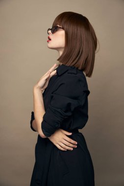 Esmer yan manzara ve siyah ceket koyu gözlükler. 