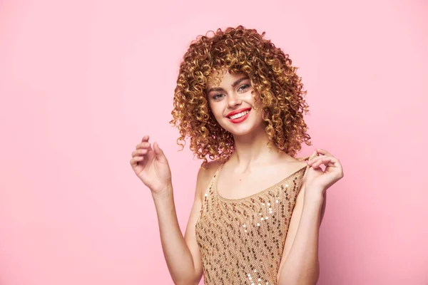 Modelo encantador pelo rizado sonrisa labios rojos divertido lentejuelas camisa — Foto de Stock