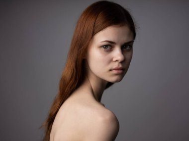 Gri arka planda kadın portresi. Yüksek kalite fotoğraf