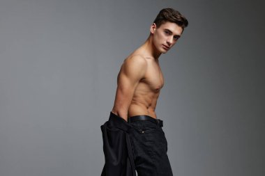 Erkek üstsüz siyah gömlek kırpılmış manzara çekiciliği moda yaşam tarzı