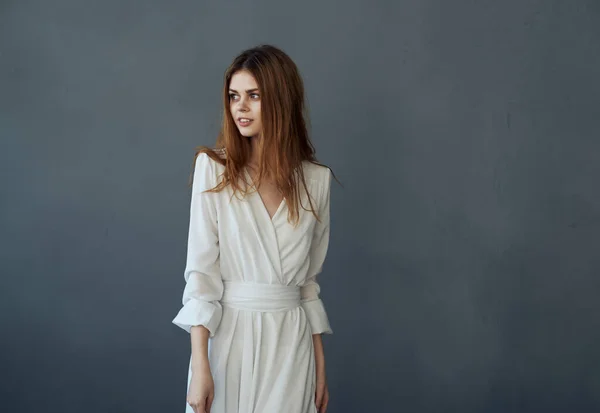 Femeie frumoasă în rochie albă stil elegant dans model — Fotografie, imagine de stoc