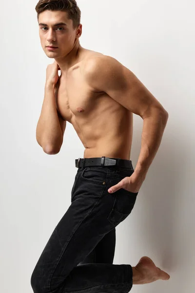 Pantalones vaqueros negros en topless masculinos posando confianza en sí mismo —  Fotos de Stock