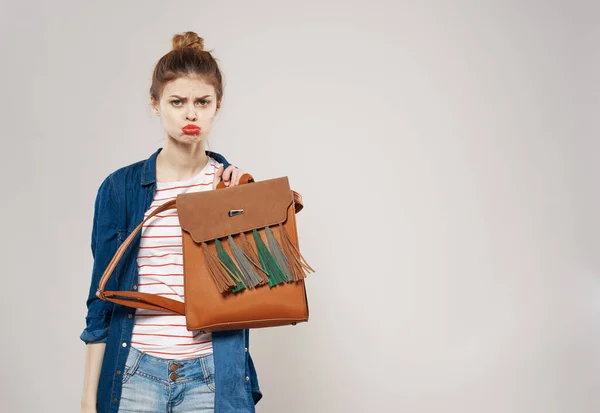 Bela mulher elegante estilo mochila estudante fundo cinza — Fotografia de Stock