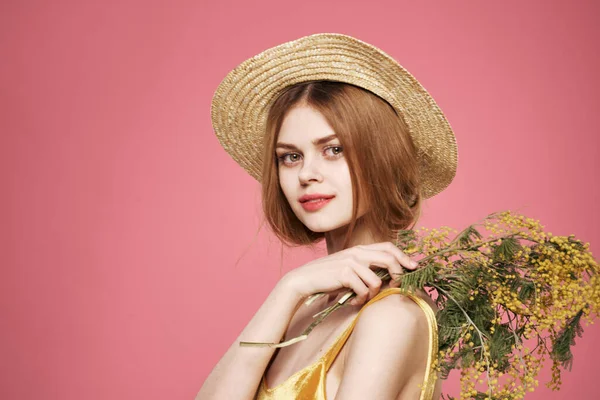 Vacker kvinna i hatt bukett blommor semester gåva rosa bakgrund — Stockfoto