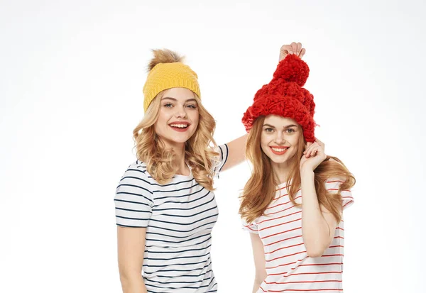 Αστείοι φίλοι με ζεστά καπέλα αγκαλιάζουν τη φιλία επικοινωνία χαρά — Φωτογραφία Αρχείου