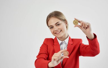 Kırmızı ceketli neşeli iş kadını kripto para birimi Bitcoin elektronik para