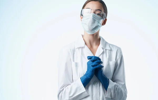 Lekarka w sukni lekarskiej i niebieskich rękawiczkach testy szczepień — Zdjęcie stockowe
