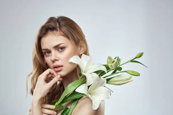 Ładna kobieta bukiet kwiatów jako urok prezent zbliżenie luksusowe — Zdjęcie stockowe