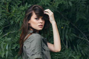 Bir kadının portresi onun saçına dokunuyor. 