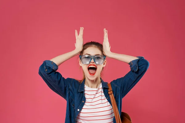 Alegre moda mulher roupas estilo de vida batom vermelho — Fotografia de Stock