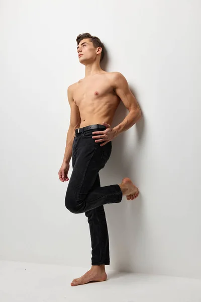 Jóképű férfi meztelen törzs luxus fekete nadrág önbizalom modell — Stock Fotó