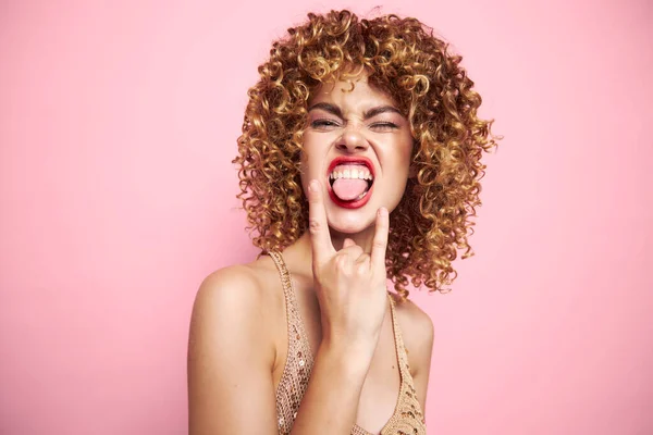 Feminino mostra sua língua para a câmera e gestos com as mãos retrato cabelo encaracolado — Fotografia de Stock