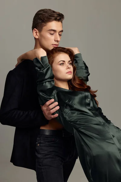 Muž a žena modelka vzhled romantika studio vztah — Stock fotografie