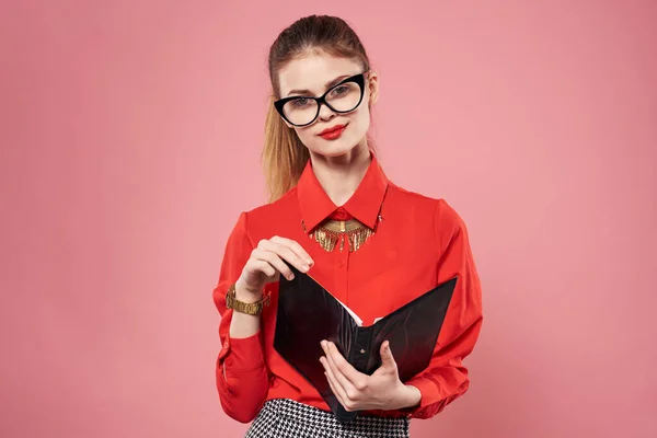 Mulher de negócios em vermelho camisa documentos escritório elegante estilo Finanças — Fotografia de Stock