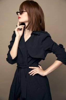 Esmer, başını yan siyah gözlüğe çevirdi. 