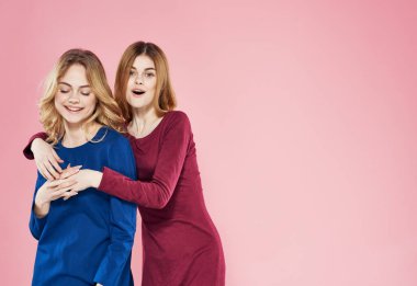 Neşeli bayan arkadaşlar sosyalleşiyorlar. Sarılmalar, manzaralar.