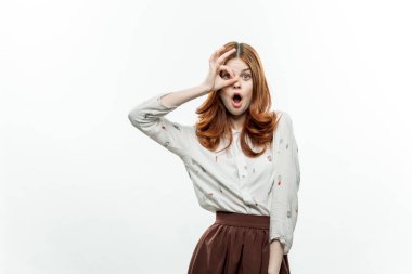 Neşeli, zarif bir kadın. El resmi, hafif bir arka planı var.