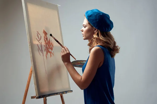 여자 화가 가 붓을 그리며 미술을 배우는 모습 — 스톡 사진