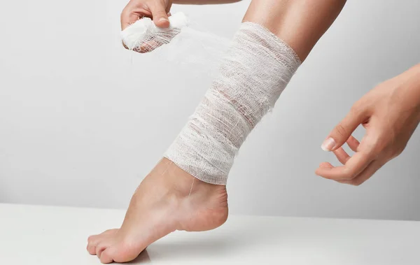 Lesión de verano vendaje de pierna femenina problemas de salud dolor — Foto de Stock