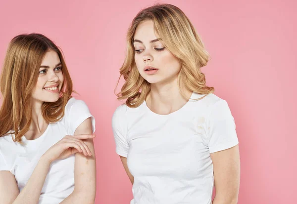 Dos novias alegres en camisetas blancas estilo de vida rosa fondo —  Fotos de Stock