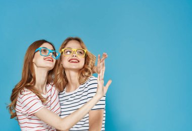 İki neşeli kız arkadaş neşe dolu yaşam tarzına sarılıyor.