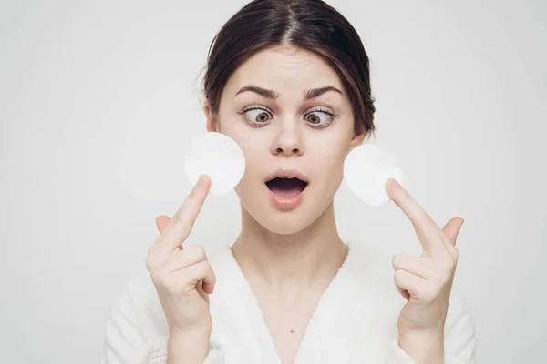 Mulher emocional com esponjas nas mãos pele limpa cosmetologia dermatologia — Fotografia de Stock