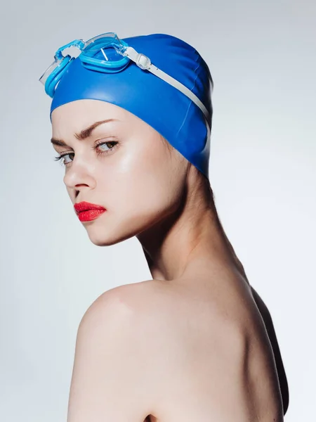 Kırmızı dudaklı güzel kadın mavi yüzme şapkası dalış modeli — Stok fotoğraf